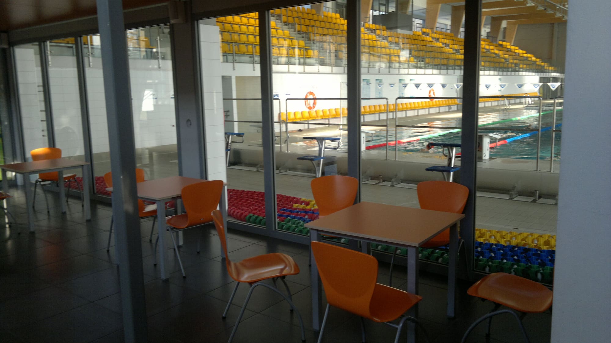 Witryna aluminowa zamontowana na basenie